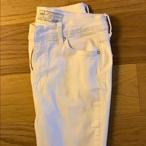 FREE PEOPLE WHITE RIPPED JEANS. SIZE 26